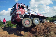 Tým HS-Schoch Hardox Truck Trial Team s vozem MAN st. č. 401 předváděl „vysokou jízdní“.