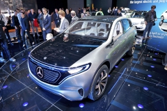 Mercedes-Benz Generation EQ. Předobraz elektromobilů budoucnosti, přátelských k životnímu prostředí i k cestujícím a digitálně dokonale spojených se světem. Prototyp důkladně propracovaný i v interiéru; dva elektromotory dávají dohromady 300 kW a 700 N.m, zrychlení z 0 na 100 km/h pod 5 s, dojezd až 500 km