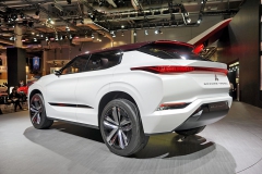 Mitsubishi Ground Tourer Concept. Značka Mitsubishi vyjádřila svoji vizi robustního crossoveru pro mezidobí před frontálním nástupem elektromobilů. Jde o svérázně koncipovaný plug-in hybrid s pohonem všech kol a dojezdem až 120 km na čistě  elektrickou energii