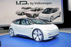 Volkswagen I.D. Takto by prý mohl vypadat plně elektrický Golf v roce 2020. Díky absenci spalovacího motoru nabídne prostor a komfort dnešního Passatu a při výkonu 125 kW ujede na jedno nabití až 600 km. I.D. je zároveň předzvěstí plně autonomního konceptu I.D. Pilot se startem očekávaným v roce 2025