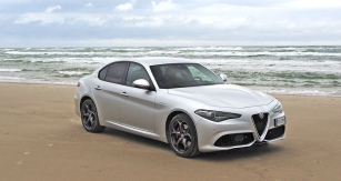 Alfa Romeo Giulia Veloce na pobřeží Severního moře. Je dokonale řidičským vozem se sportovním posazem za volantem, vyváženým rozložením hmotnosti mezi nápravy a přebytkem výkonu v každé situaci