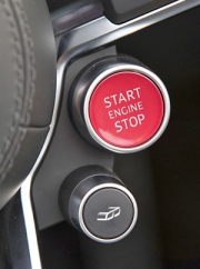 Startovací tlačítko je spolu s dalšími ovladači (například výfukové soustavy) umístěno na volantu
