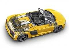 Průhledový pohled na Audi R8 Spyder ukazuje jeho mechanické skupiny s motorem před zadní nápravou a pohonem všech kol