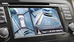 Funkce AVM je tvořena čtveřicí kamer, z nichž se skládá reálný obraz okolí vozu