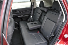 Prostornost interiéru je parádní disciplínou Hondy CR-V. Zadní sedadla jsou pohodlná a sklopná do roviny