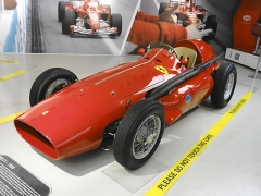 Ferrari 555 F1 mělo pouze řadový čtyřválec 2,5 l o výkonu 191 kW (260 k), a tak v sezoně 1955 nedosáhlo úspěchu