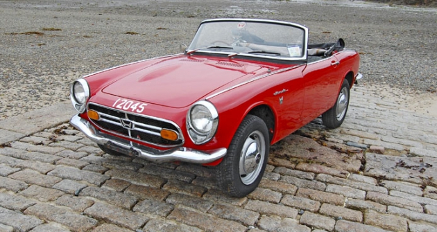 Honda S800 z roku 1967, kdy se začala dovážet do Velké Británie; originální vůz, dochovaný na ostrově Jersey, prochází renovací na počest 50. výročí u filiálky Honda UK