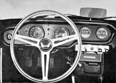 Palubní deska S800 s kruhovými přístroji a sportovním volantem s dřevěným věncem (model 1966)