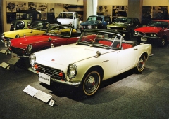 Sportovní vozy Honda v továrním muzeu na okruhu Twin Ring Motegi (v popředí S500 z roku 1963)