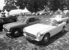 Automobily členů Club Honda S800 France při setkání na okruhu Linas-Montlhéry u Paříže