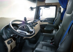 Kůží obšitý věnec volantu a exkluzivní provedení interiéru zve do kabiny vozu limitované edice PerformanceLine.