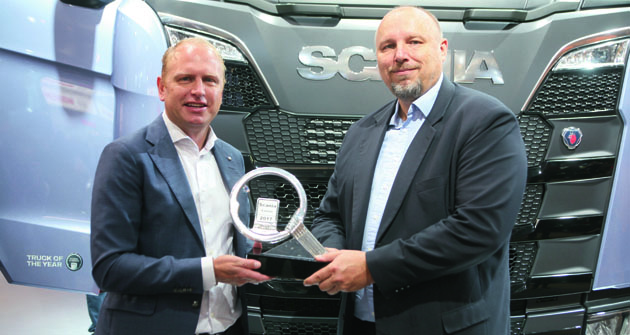 Henrik Henriksson,  prezident a generální ředitel společnosti Scania (vlevo) a ing. Milan Olšanský, člen mezinárodní poroty International Truck of the Year za Českou republiku, společně s oceněním Turk of the Year 2017.