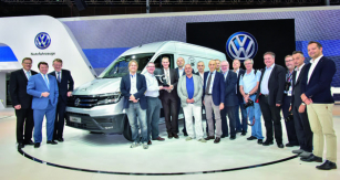 Vedení společnosti Volkswagen Commercial Vehicles (vlevo) a mírná většina jury International Van of the Year (vpravo). Pátý zleva předseda jury Jarlath Sweeney, šestý Dr. Eckhard Scholz, předseda představenstva společnosti Volkswagen Commercial Vehicles, sedmý zleva (uprostřed) Ing. Milan Olšanský, jediný zástupce Česka a Slovenska v mezinárodní jury Van of the Year.