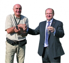 Klíčky od vozidel si mezi sebou vymě­nili Jean Philippe a Ing. Radomír Smolka, člen představenstva a technický ředitel Tatra Trucks.