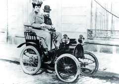 Louis Renault jako spolujezdec ve svém prvním automobilovém výtvoru Renault voiturette Type A v roce 1898.