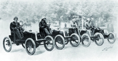 Závodní tým Renault připraven pro závod Paříž – Bordeaux v roce 1901.