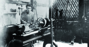 Louis Renault za soustruhem ve své první improvizované dílně v zahradním domku na pozemku rodičů v Billancourtu v roce 1898.