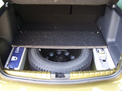 Dacia - Pod podlahou (překližka) je uložena plnohodnotná rezerva