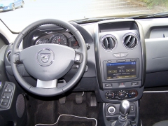 Dacia - Kůží obšitý volant je výborný, škoda že displej navigace je tak nízko