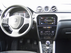 Suzuki - Přehledná palubní deska, spínačů na volantu je „přiměřeně“, všechny spínače jsou dostatečně veliké