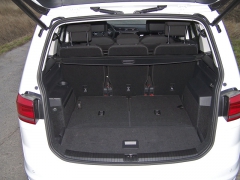 VW - V pětimístném provedení interiéru je k dispozici docela objemný zavazadlový prostor