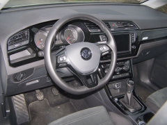 VW - Palubní deska je výborně řešená, praktická a přehledná. Na volantu je příliš satelitních spínačů
