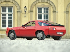 Porsche 928 S s větším motorem 4,7 l a výkonem 221 kW (300 k)