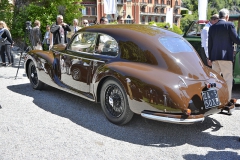 Kuriózní Alfa Romeo 6C 2500 Sport (1944), jeden ze tří vozů, který roku 1944 postavila italská karosárna pro švédského zákazníka. Protože duce zakázal užívání anglických jmen v názvech firem, uvedla jméno Tuoringa (Villa 2016)