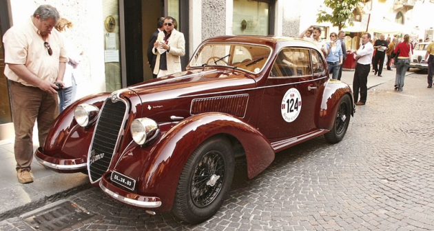Alfa 6C2300B Mille Miglia (1937) – jeden ze tří vozů 2300 Berlinetta Coupé, které závodily v Mille Miglia 1937, z nichž jeden (tento) karosoval Touring. Závod dokončil na celkově 4. místě. Stejný vůz vlastnil i Benito Mussolini (MM 2005, San Marino)