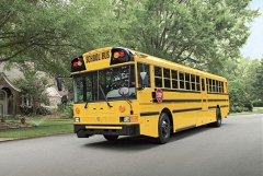Školní autobusy RE Series (Rear Engine) už mají koncepci moderních autobusů s plochým čelem přídě a motorem vzadu