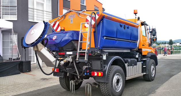 Unimog se sypačem Schmidt a podmítacími řetězy