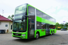 Patrový autobus měří dohromady 12 m na délku, 4,40 m na výšku a 2,55 m je široký.