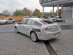 Opel Insignia Grand Sport, chystaná vlajková loď značky. Zde s novým zážehovým turbomotorem 1,5 l/121 kW