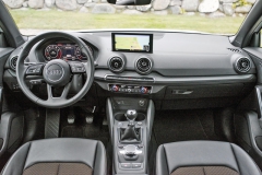 Za volantem Q2 se řidič cítí jako v jakémkoli „dospělém“ Audi. Samozřejmostí jsou nejmodernější elektronické systémy a prvky včetně digitálního přístrojového štítu