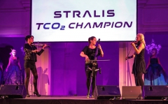 Netradiční smyčcové trio String Ladies, které svým spojením ženské krásy a virtuózního hraní doplnilo vstupy zástupců Iveca.