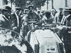 Louis Renault za volantem svého závodního vozu s pěti a půl litrovým čtyřválcem (kategorie lehké vozy) v závodě Paříž – Vídeň 1902.