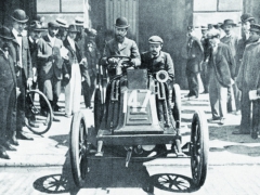 Jeden z favoritů závodu Paříž – Vídeň 1902, Marcel Renault ve voze, který konstruoval a vyráběl jeho bratr Louis.