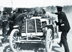 Maurice Farman s vozem Panhard et Levassor skončil v závodě Paříž – Vídeň 1902 na velmi solidním pátém místě.