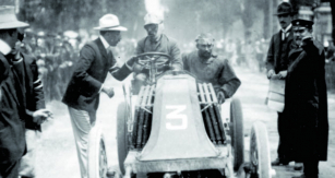 Louis Renault byl až do vražedného závodu Paříž – Madrid v roce 1903  aktivní závodní jezdec. Poté však  již jeho vozy řídili vstříc vítězství jíní,  vesměs vynikající piloti.