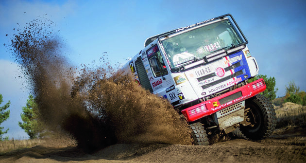 Martin Kolomý je zárukou, že nejmodernější speciál Tatra Phoenix G3 „poletí“ vstříc cíli Dakaru, co jen bude technika stačit. Martin Kolomý je zárukou, že nejmodernější speciál Tatra Phoenix G3 „poletí“ vstříc cíli Dakaru, co jen bude technika stačit.