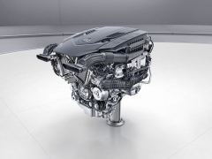 Vrcholem nové řady pohonných jednotek Mercedes-Benz se stává zážehový osmiválec M 176