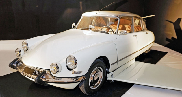 Citroën DS19, s nímž ve finálové scéně snímku Fantomas se zlobí (1965) padouch v masce komisaři Juveovi uniká v oblacích Citroën DS19, s nímž ve finálové scéně snímku Fantomas se zlobí (1965) padouch v masce komisaři Juveovi uniká v oblacích