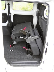 nissan - Druhou řadu sedadel lze sklopit, „zabalit“, nebo zcela vyjmout z vozidla