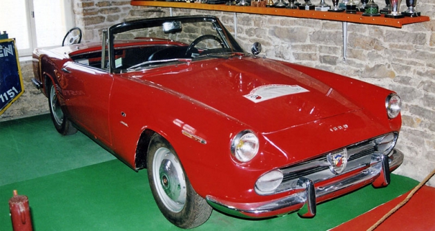 Fiat-Abarth 1600 klasické koncepce, odvozený z kabrioletu Fiat 1500 s karoserií Allemano (1959)