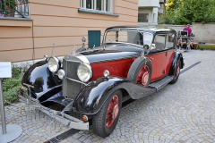 Mercedes-Benz 380 (W 22) z roku 1933 (osmiválec OHV – 3769 cm3, 120 k, 137 km/h; dvojitý spádový karburátor, kompresor Roots). Vzácný vůz s jednou z mála dochovaných karoserií tohoto typu. První typ s osmiválcem nové generace