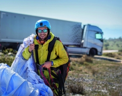 Bláznivý paraglidista se jmenuje Guillaume Galvani.