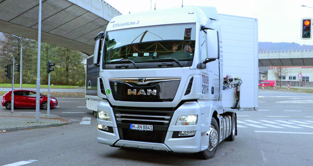 MAN TGX EfficientLine 3 dokáže být o celých 6,35 % úspornější než jeho předchůdce EfficientLine 2. MAN TGX EfficientLine 3 dokáže být o celých 6,35 % úspornější než jeho předchůdce EfficientLine 2.