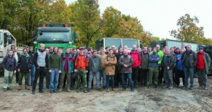 Technický úsek společnosti Tatra Trucks vyrazil do plenéru,  aby si konstruktéři, projektanti a technici vyzkoušeli výrobky  na nichž pracují v kancelářích a dílnách přímo v provozu.