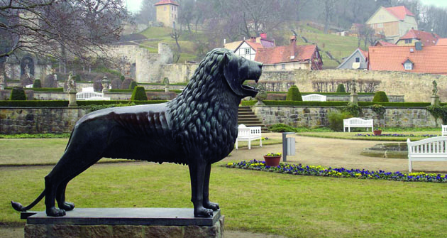 Po celém Německu i mimo něj je umístěna řada replik slavné sochy lva z Braunschweigu, jako třeba tato před zámkem Blankenburg.