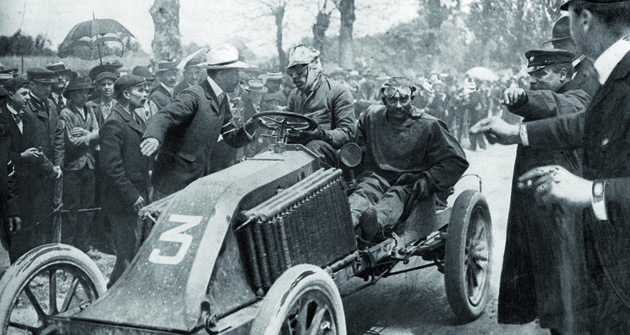 V roce 1903 se Louis Renault postavil na start závodu Paříž – Madrid. Opět s lehkým vozem a znovu s velkými ambicemi na umístění.